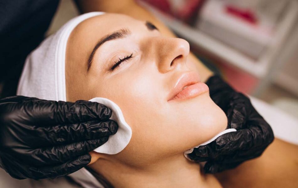 Frau bei Kosmetikbehandlung